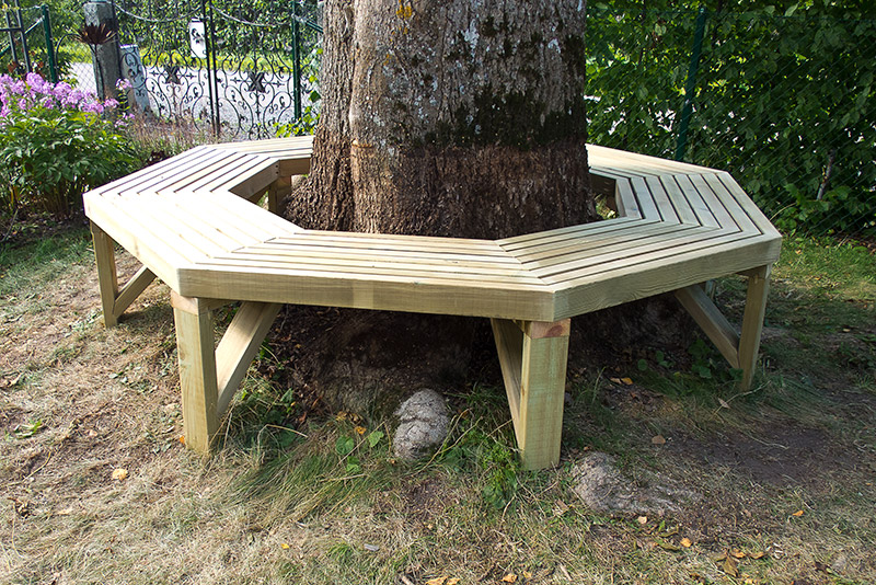 Åttakantig bänk runt träd platsbyggd platsbyggt platssnickrad